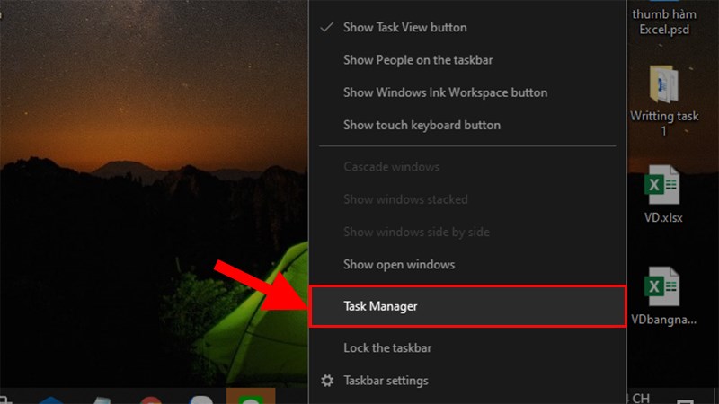 Click chuột phải vào thanh Taskbar > Chọn Task Manager